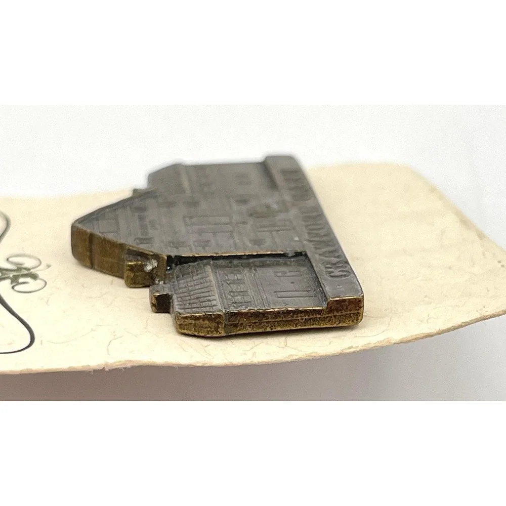 Vintage 1990s Longaberger Homestead Crawford Barn Danforth Pewter Lapel‎ Pin